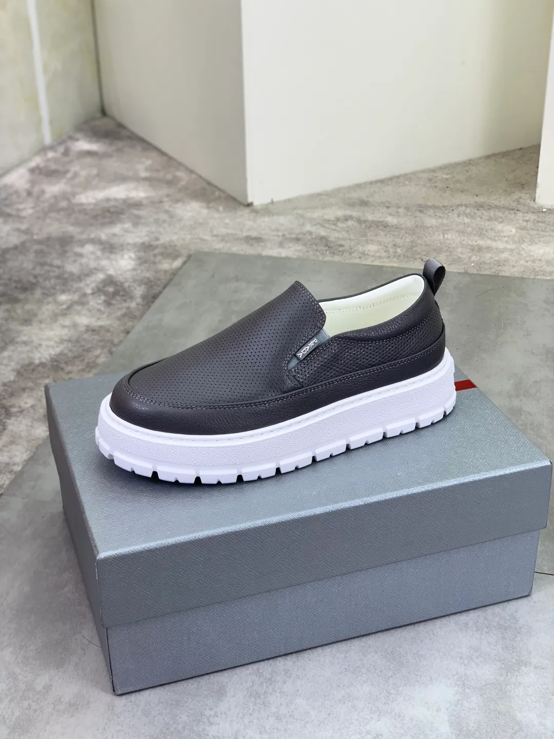 Men's shoes 💰P560💰[New model] The top version is available on the official website, 🆘 The trendy brand (Prada) mainly promotes the popular model, avant-garde and versatile fashionable men's shoes, private version mold opening, cowhide surface splicing 1:1.. Stylish and simple, original imported cowhide lining cowhide feet; the atmosphere and personality are more fashionable, eye-catching and pursuing class. It will subvert the old idea and be a must-have for fashionistas with you! Must keep it for yourself! Tall and comfortable, large and low, high-end quality workmanship. The new high-end outsole on the official website. Size: 38-45. 4️⃣colors available.